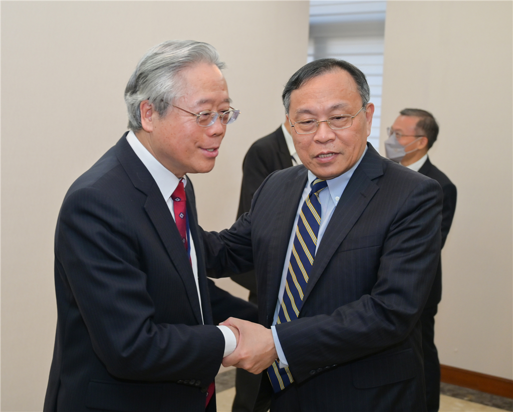 呂代理理事長桔誠及新任雷理事長仲達
