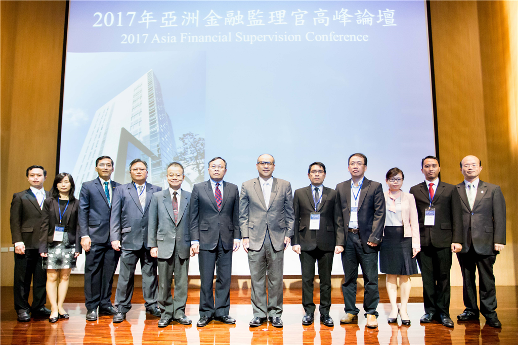「銀行公會9月26日舉辦2017年亞洲金融監理官高峰論壇，呂桔誠理事長與金管會鄭貞茂副主委及亞洲各國監理官合影」