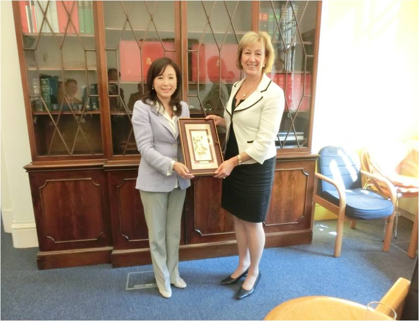 李理事長紀珠拜會英國財政部與副部長Ms.Andrea Leadsom進行交流