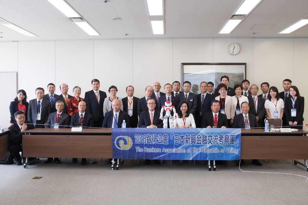 本會李理事長紀珠率團與三菱東京日聯銀行守村卓副頭取等高層領導及Nao機器人合影