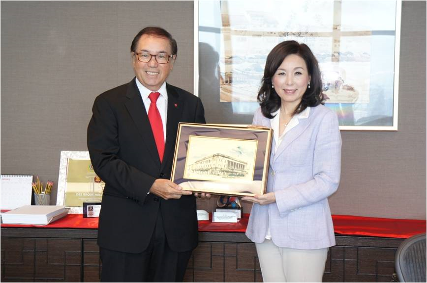 李理事長紀珠拜會星展銀行(DBS)佘林發董事長進行交流及致贈紀念禮品