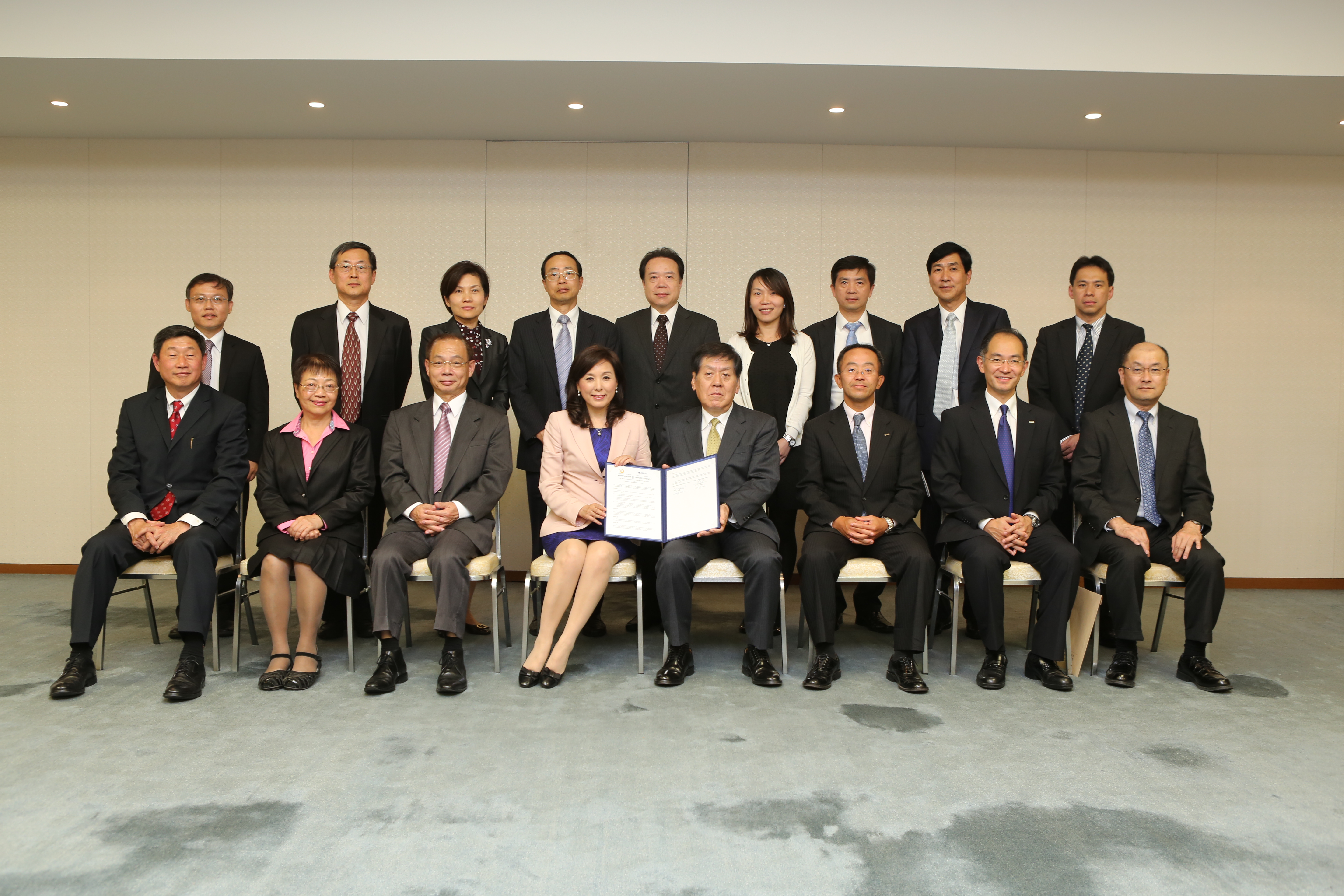 李理事長與日本全國銀行協會及東京各台資銀行主管等觀禮人員共同合影