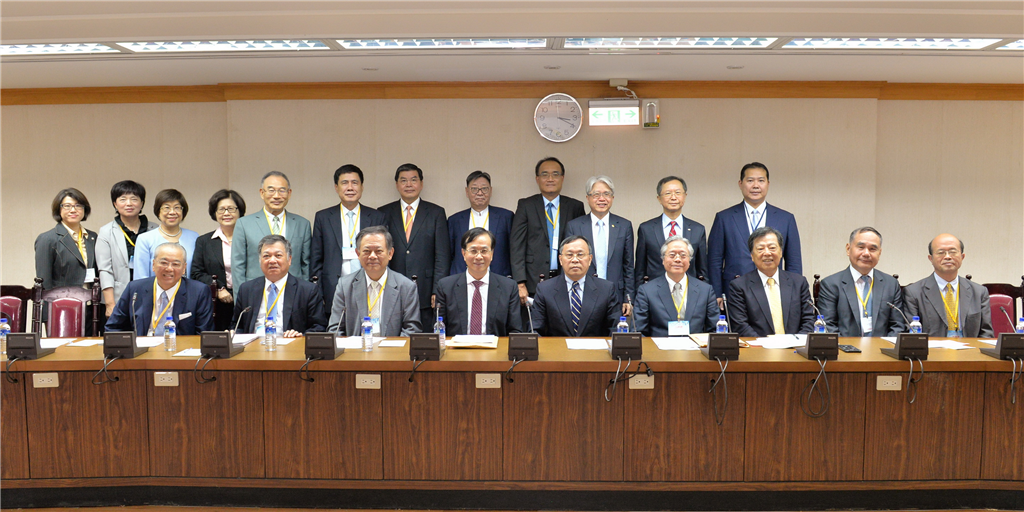 第13屆第1次理事會呂理事長與全體理事合影