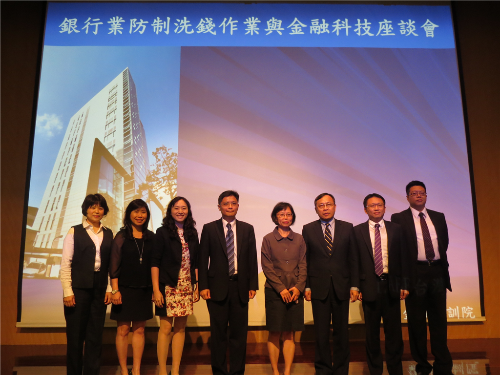 金管會銀行局王儷娟局長及銀行公會呂桔誠理事長與貴賓合影
